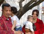 'Mehr Sicherheit als hier gibt es nicht'Die irakische Familie Al Khameesi bereitet sich im Grenzdurchgangslager Friedland auf eine Zukunft in Deutschland vor.Bild: Ebtesam Farhan und Sabah Al Khameesi mit ihren Kindern vor den Lagergebäuden.