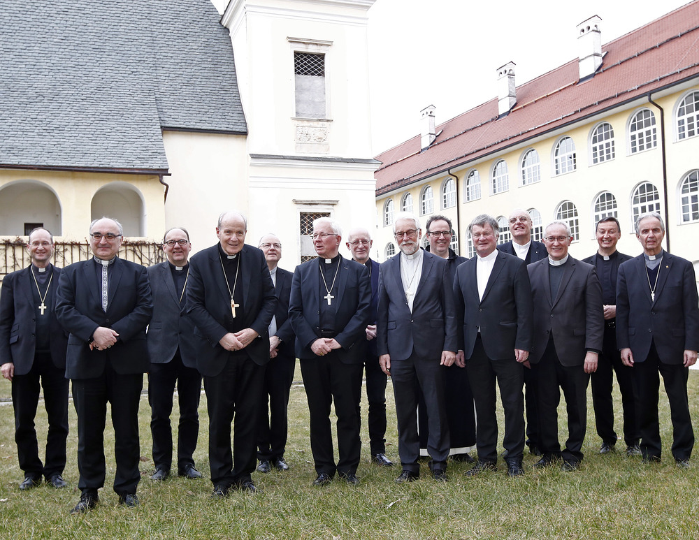 BISCHOFSKONFERENZ2 / GERD EGGENBERGER Stephan Turnovszky, Wilhelm Krautwaschl, Hermann Glettler, Christoph Schönborn, Benno Elbs, Franz Lackner, Franz Scharl, Josef Marketz, Vinzenz Wohlwend, Manfred Scheuer, Ägidius Zsifkovics, Anton Leichtfried, Peter Schipka, Hansjörg Hofer