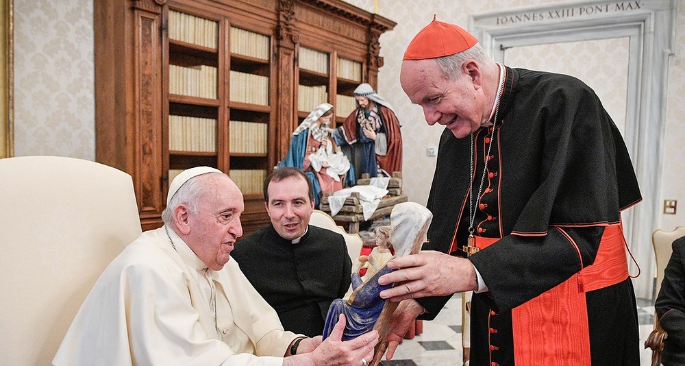 Kardinal Christoph Schönborn, Erzbischof von Wien, übergibt ein Geschenk an Papst Franziskus, beim Empfang der Bischöfe der Österreichischen Bischofskonferenz am 16. Dezember 2022 zu einem Ad-limina-Besuch im Vatikan.