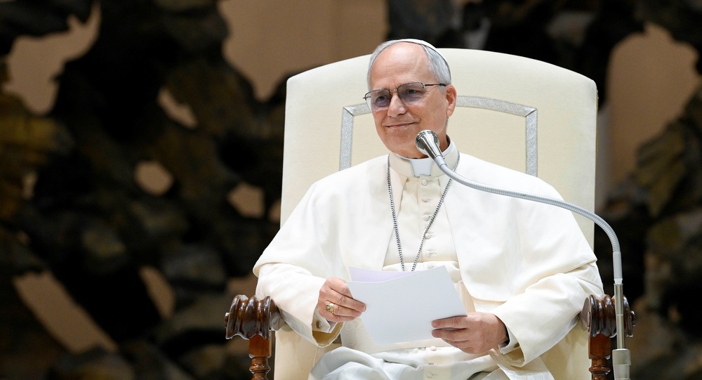 Papst Leo XIV. spricht bei einem Treffen mit Vertretern der Medien am 12. Mai 2025 in der Audienzhalle im Vatikan.