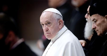 Papst Franziskus zwischen Vertretern der christlichen Kirchen im Libanon zu Beginn des Libanon-Gipfels, am 1. Juli 2021 im Petersdom im Vatikan.