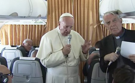 Papst im Flugzeug / ctv