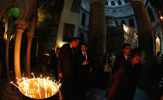 Bundeskanzler Kurz in Israel / BKA/Dragan Tatic, Dragan Tatic Am 10. Juni 2018 begann die Arbeitsreise von Bundeskanzler Sebastian Kurz (r.) in Israel. Im Bild mit Bundesminister Heinz Fa?mann (l.) in der Grabeskirche in Jerusalem.
