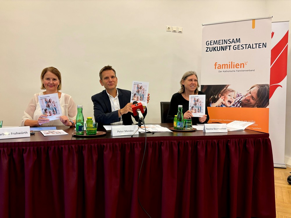 KFÖ-Vizepräsidentin Barbara Fruwürth, KFÖ-Präsident Peter Mender und KFÖ-Generalsekretärin Rosina Baumgartner / Jutta Steiner/Kathpress KFÖ-Vizepräsidentin Barbara Fruwürth, KFÖ-Präsident Peter Mender und KFÖ-Generalsekretärin Rosina Baumgartner