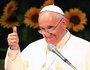 Papst hebt den Daumen / © 2014 KNA, www.kna-bild.de - Nutzungsrechte vorbehalten., © Pool New / Reuters Papst Franziskus streckt den Daumen aus - das Zeichen für 'Alles Ok', bei einem Treffen mit asiatischen Jugendlichen am Solmoe Heiligtum in Dagjin am 15. August 2014. REUTERS/Ahn Young-joon/Pool (SOUTH KOREA - Tags: RELIGION PROFILE POLITICS SOCIETY