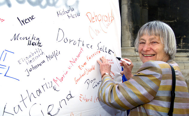 Dorothee S?lle / Protestaktion des ?sterr. Frauenforums 'Feministische Theologie' sowie der Frauensynode gegen die politische Situation in ?sterreich. Protest-Unterschrifts-Wand. Wien, Stephansplatz, 28.4.2000Franz Josef Rupprecht, A-7123 M?nchhof, 