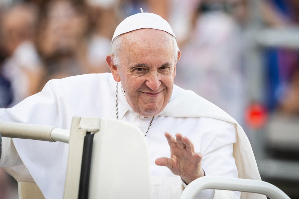 Papst Franziskus / Copyright 2022, KNA GmbH, www.kna.de, All Rights Reserved, Cristian Gennari Papst Franziskus fährt winkend mit dem Papamobil auf den Petersplatz zum Gottesdienst anlässlich des zehnten katholischen Weltfamilientreffens am 25. Juni 2022 im Vatikan.
