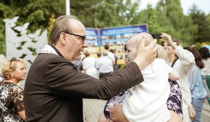 Bischof Glettler segnet Baby in der Ukraine / Josef Baittrok
