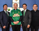 Kardinal Schönborn mit Vertretern von Rapid Wien und Seelsorger Pelczar