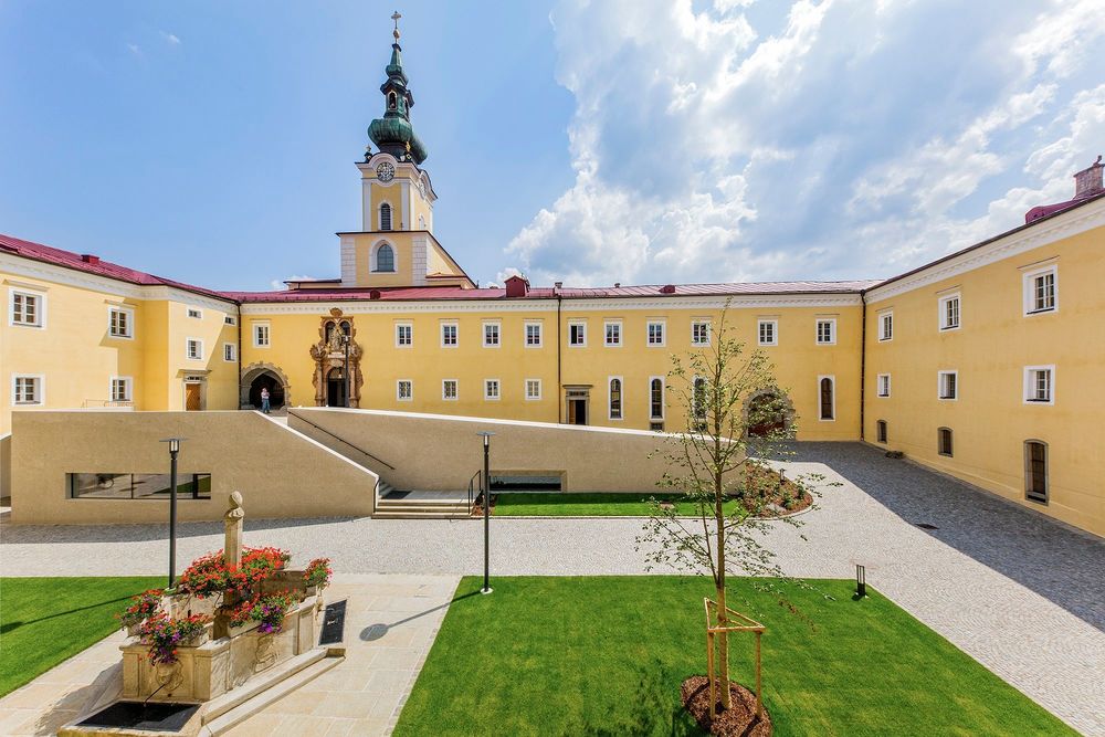 Neu gestalteter Innenhof von Stift Schlägl / Ordensgemeinschaften / Schauer Stift Schlägl: Kirchenmusiker wird am Freitag zum Priester geweiht